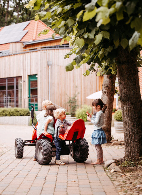 Kinder auf einem Kettcar