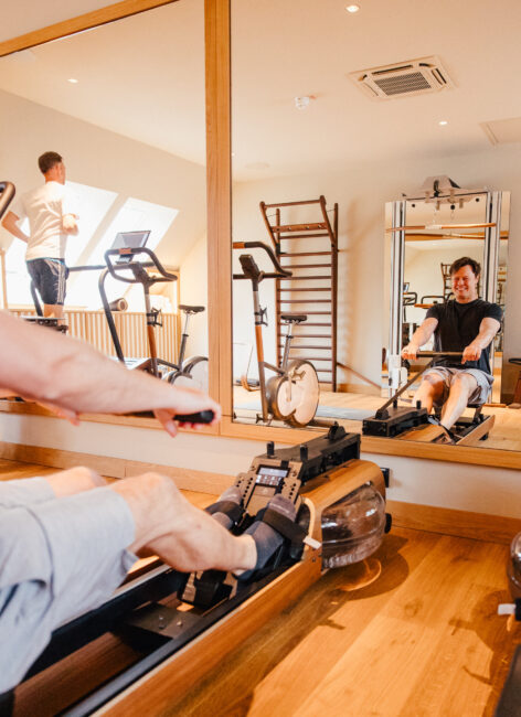 Gäste im modernen Fitnessraum im Familienhotel