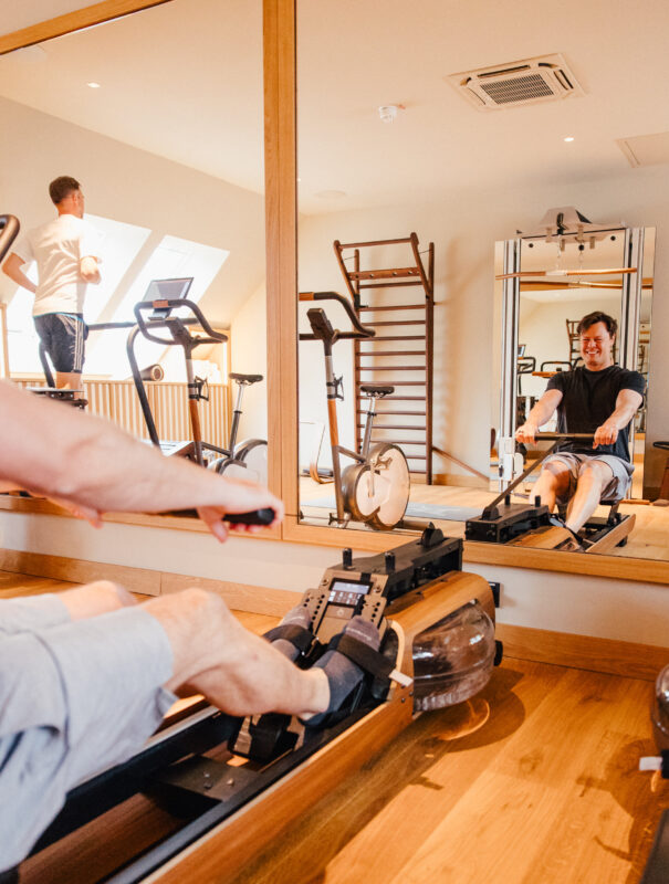 Gäste im modernen Fitnessraum im Familienhotel