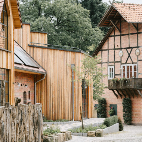 Die neue Scheune des Hotels mit schöner hölzerner Außenfassade.