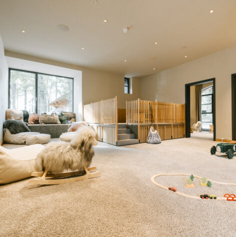 Das helle Spielzimmer im Averbeck Hotel mit Kinderbetreuung mit verschiedenen Spielzeugen und einem Stillzimmer.