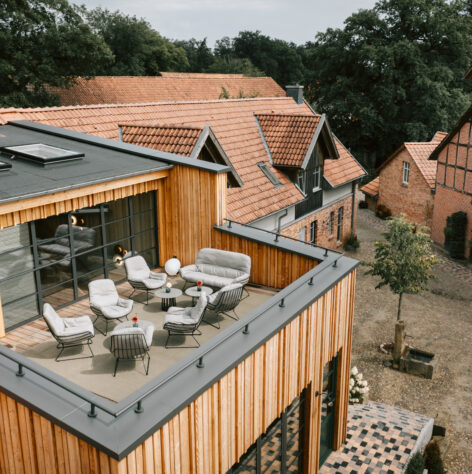 Die Dachterrasse der Bar des Landhauses von der Vogelperspektive aus.