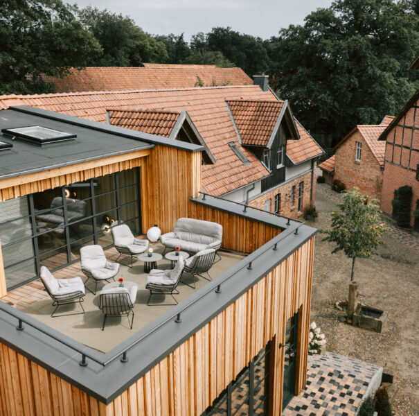 Die Dachterrasse der Bar des Landhauses von der Vogelperspektive aus.